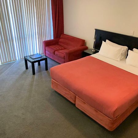 Salerno Motel Apartments Christchurch Bagian luar foto A room at the hotel