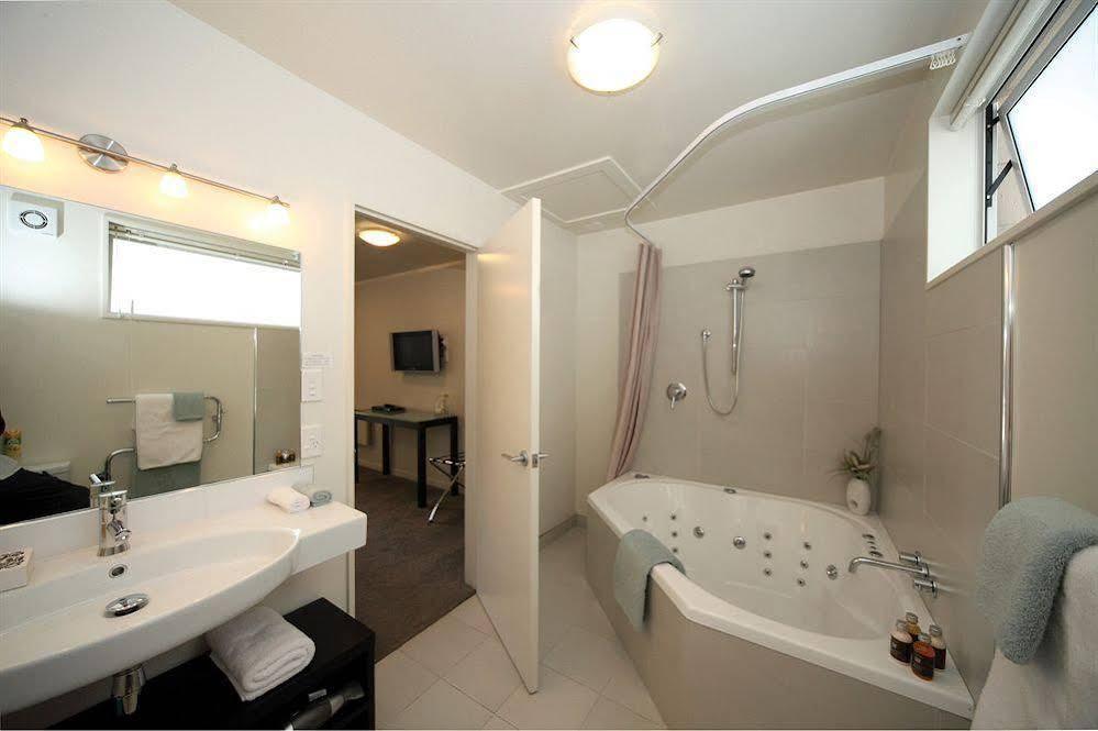 Salerno Motel Apartments Christchurch Bagian luar foto A bathroom in a hotel