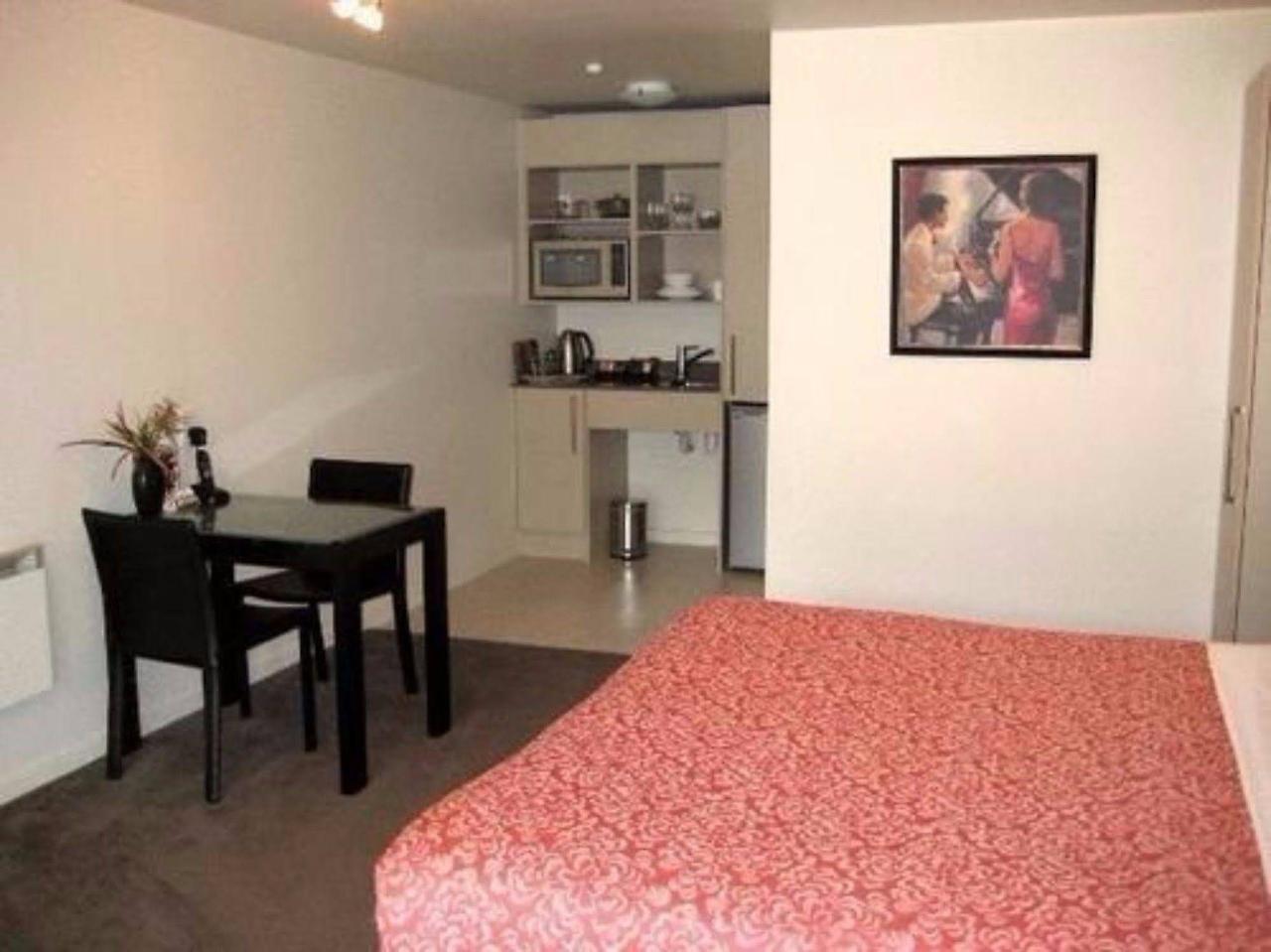 Salerno Motel Apartments Christchurch Bagian luar foto A studio apartment in New Zealand