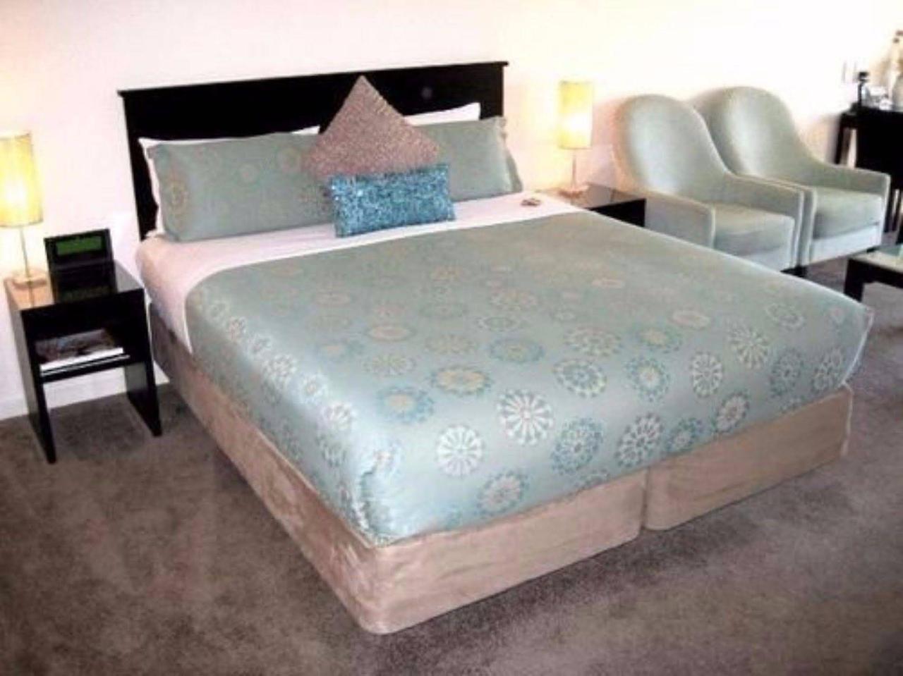 Salerno Motel Apartments Christchurch Bagian luar foto A bed with a bed skirt