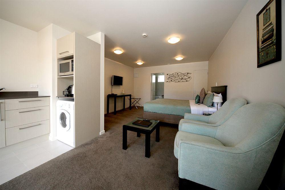 Salerno Motel Apartments Christchurch Bagian luar foto A studio apartment