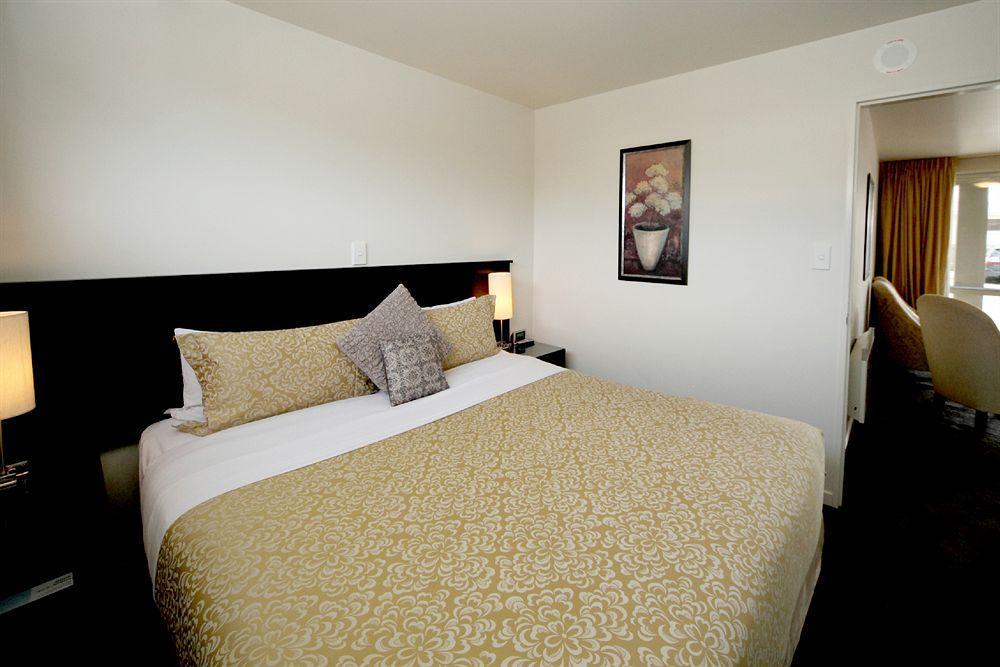 Salerno Motel Apartments Christchurch Bagian luar foto A room at the hotel