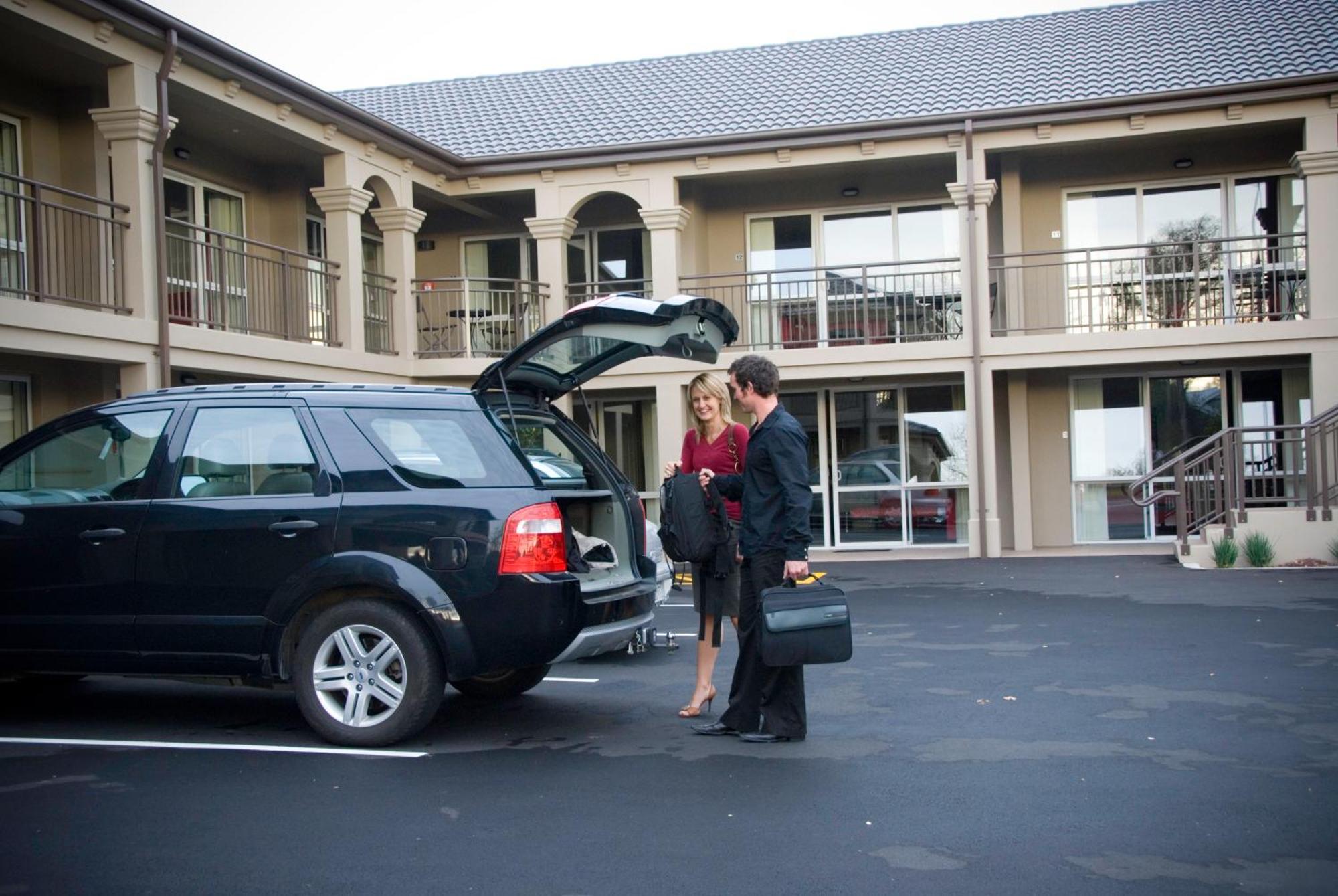 Salerno Motel Apartments Christchurch Bagian luar foto A hotel porter assisting a guest