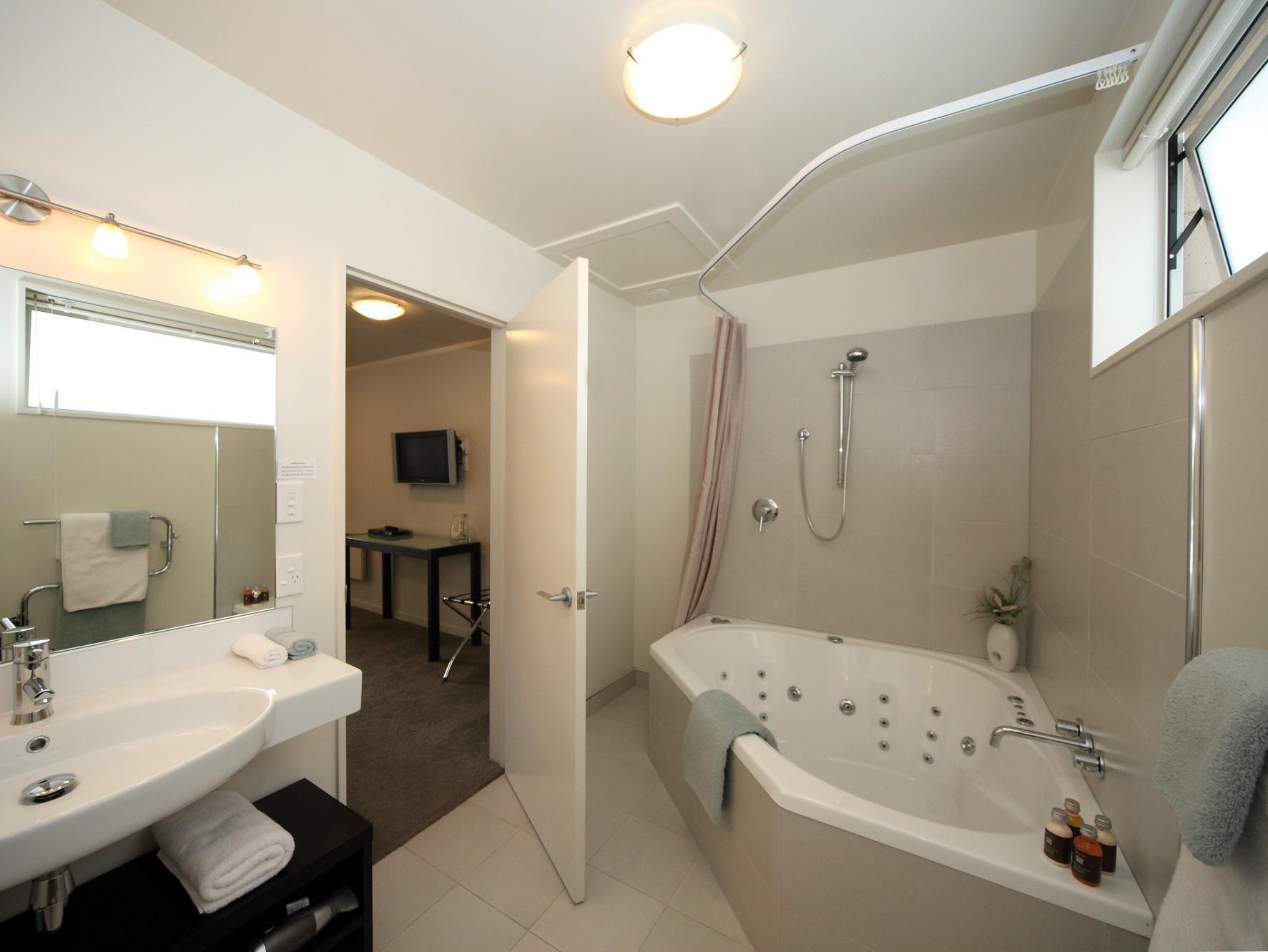 Salerno Motel Apartments Christchurch Bagian luar foto A modern bathroom