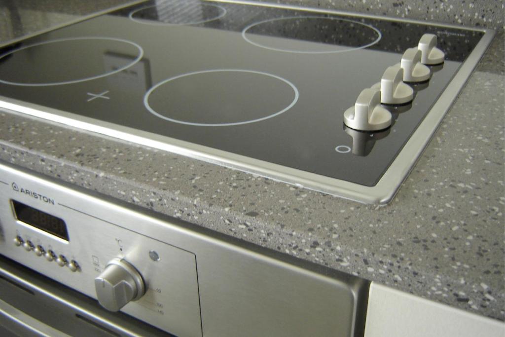 Salerno Motel Apartments Christchurch Ruang foto A ceramic stovetop