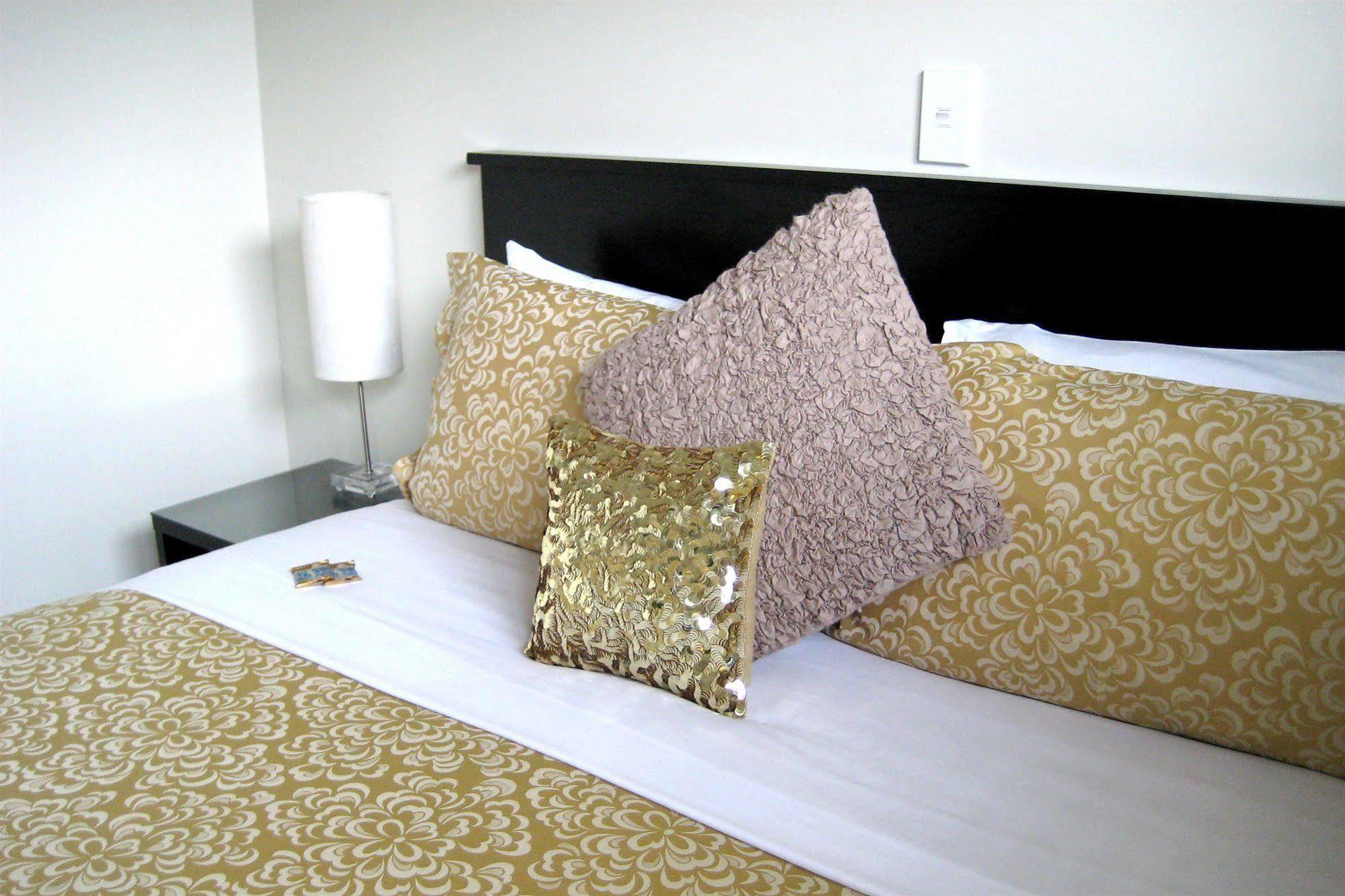 Salerno Motel Apartments Christchurch Bagian luar foto Sequin pillows