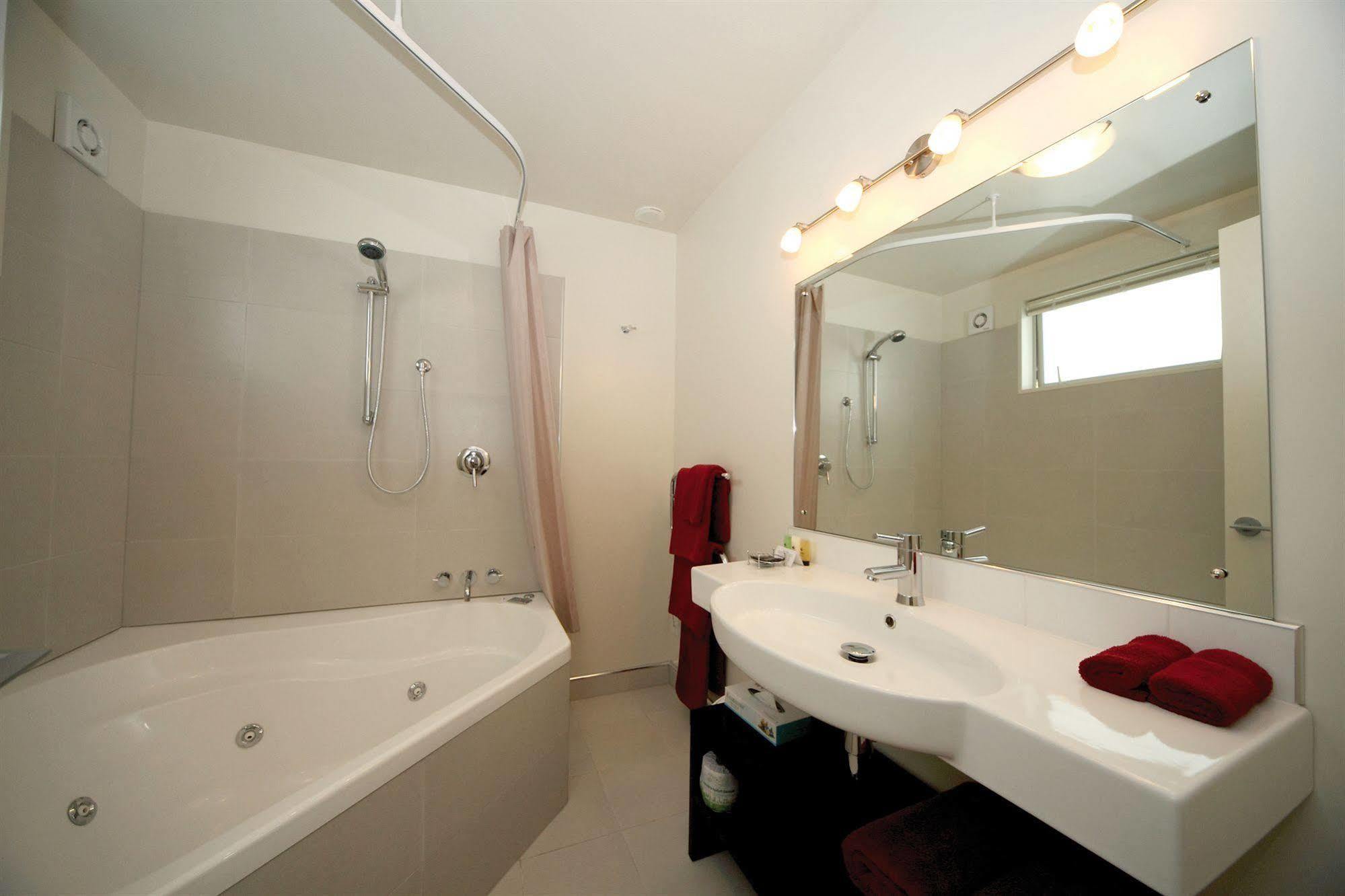 Salerno Motel Apartments Christchurch Bagian luar foto Bathroom