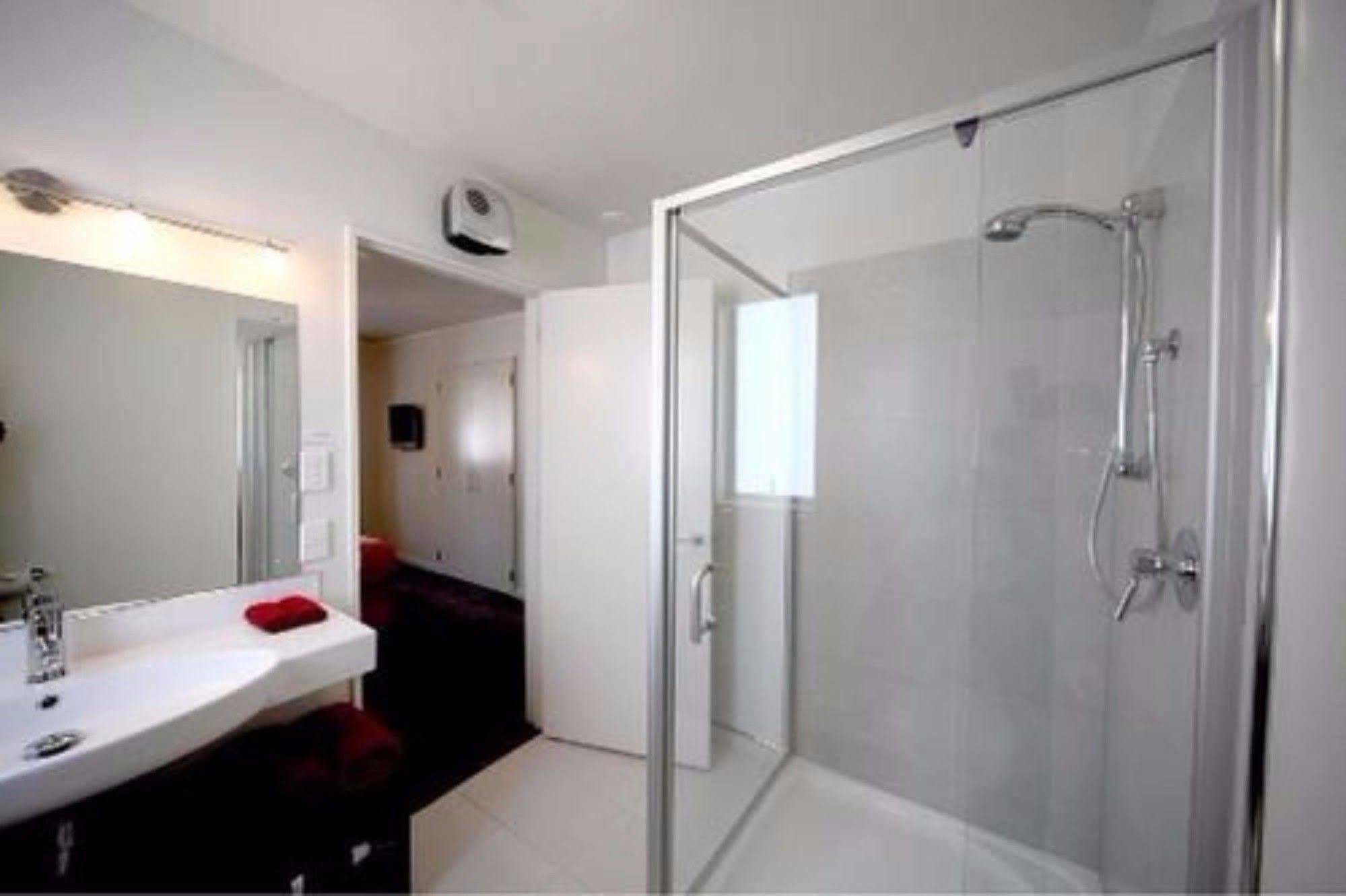 Salerno Motel Apartments Christchurch Bagian luar foto A shower cubicle