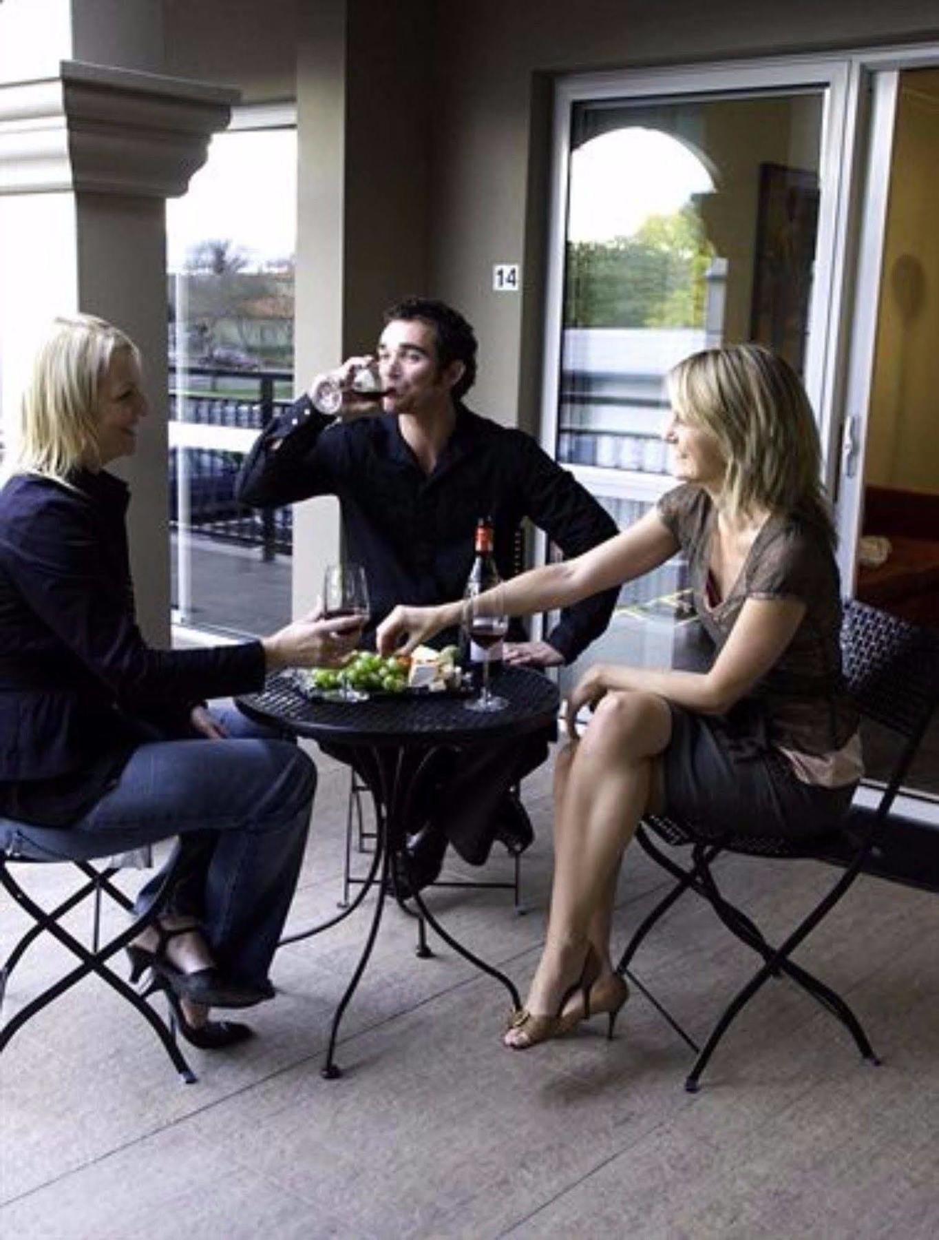 Salerno Motel Apartments Christchurch Bagian luar foto A wine tasting