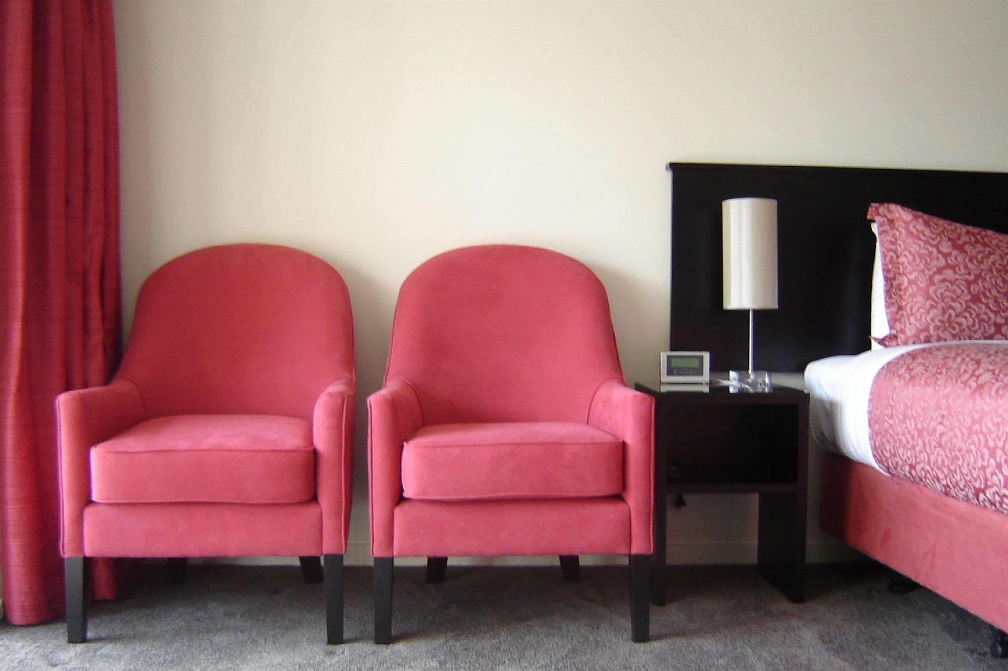 Salerno Motel Apartments Christchurch Bagian luar foto A pair of club chairs