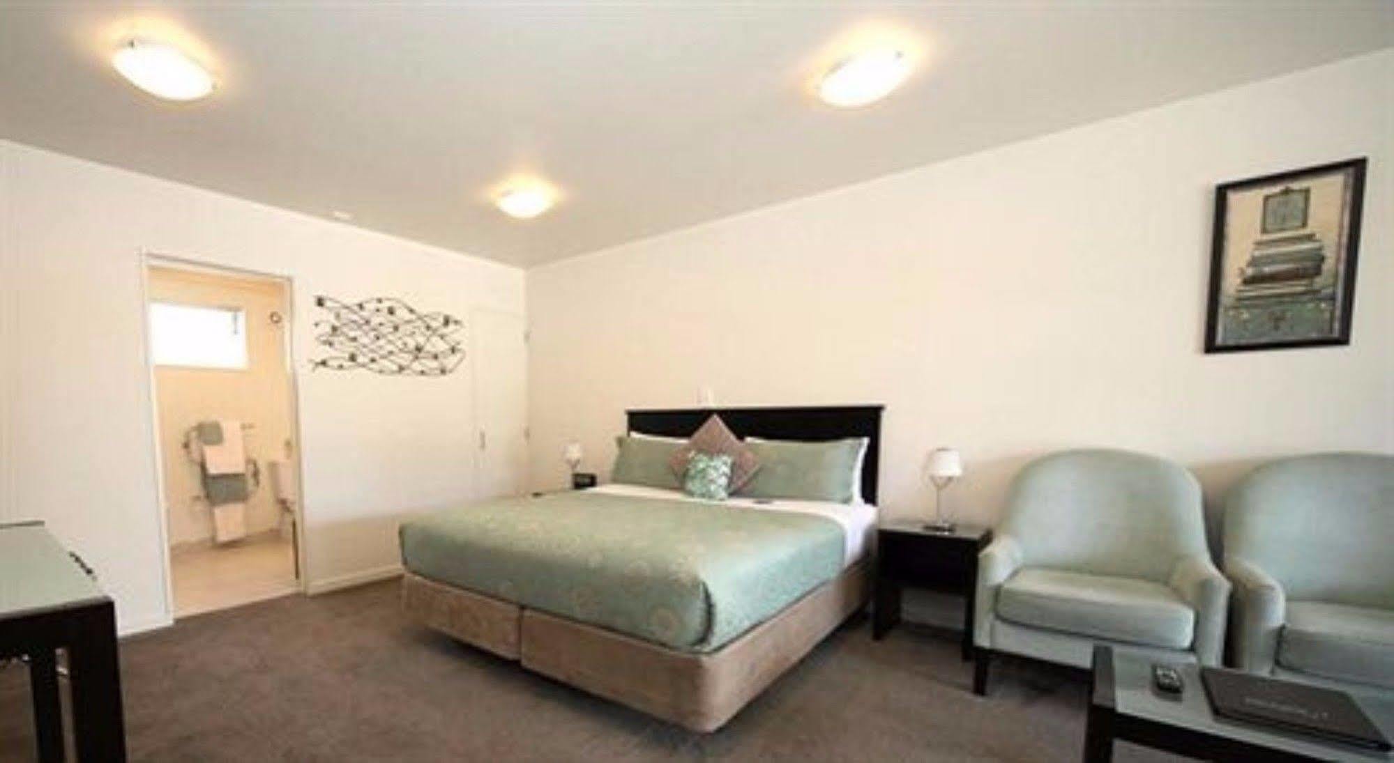 Salerno Motel Apartments Christchurch Bagian luar foto A room at the hotel