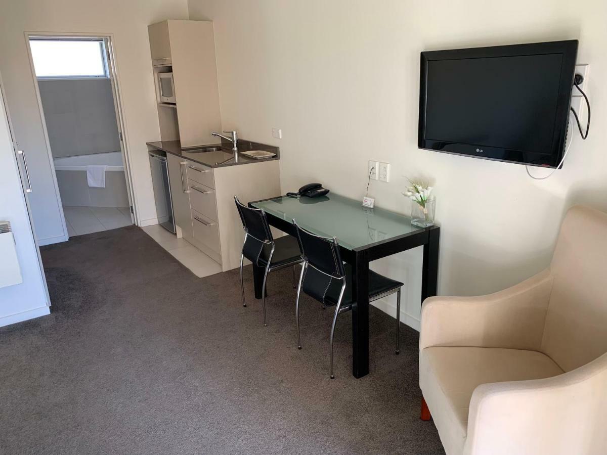 Salerno Motel Apartments Christchurch Bagian luar foto A typical studio apartment