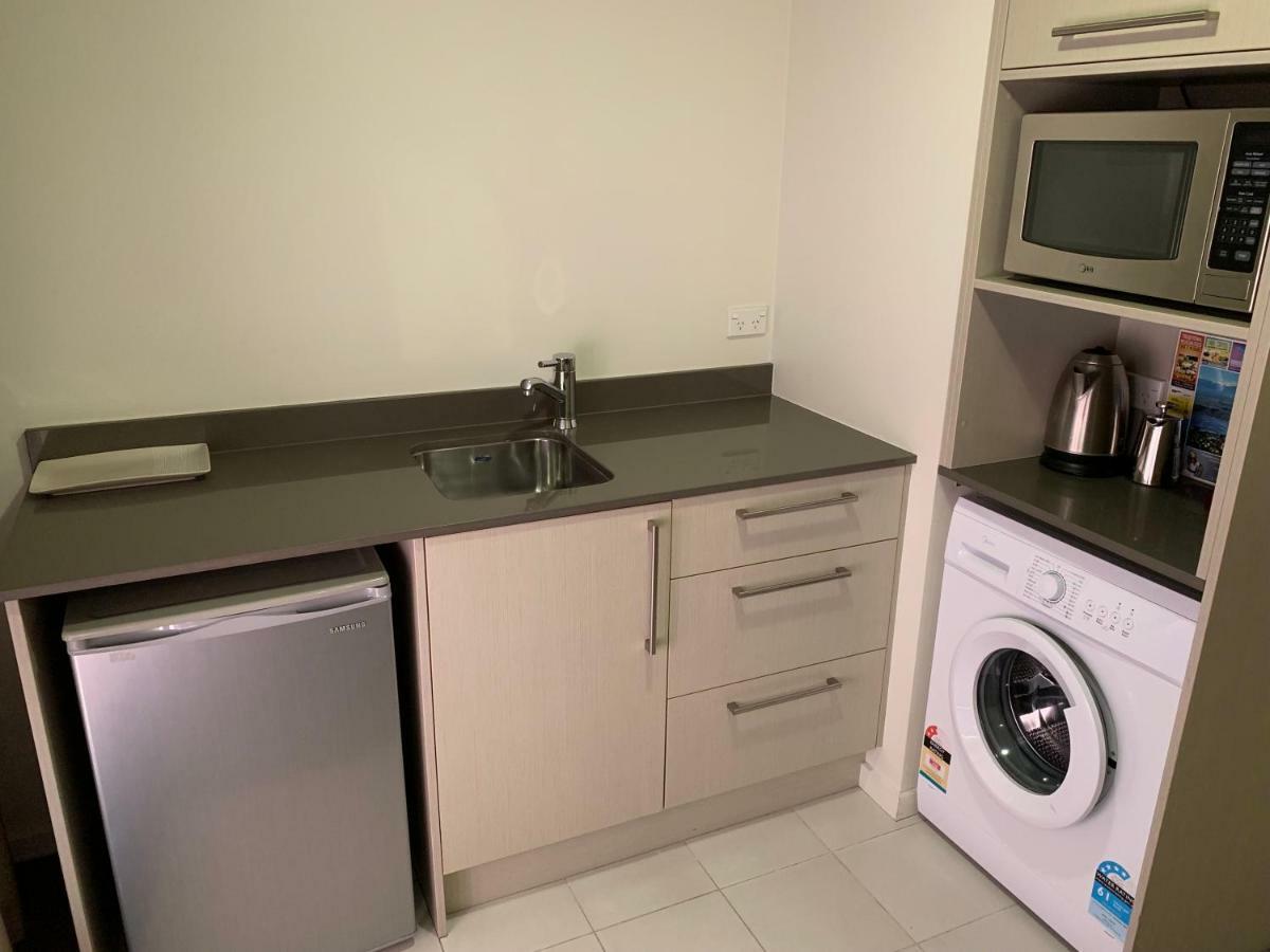 Salerno Motel Apartments Christchurch Bagian luar foto A kitchenette in a student apartment