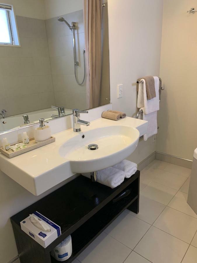 Salerno Motel Apartments Christchurch Bagian luar foto Bathroom in a hotel
