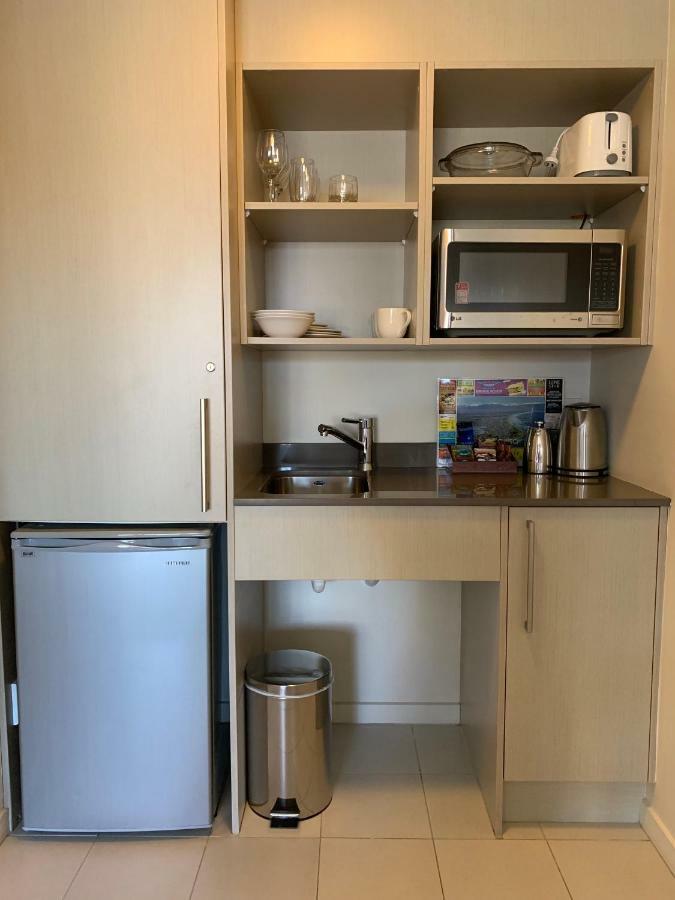 Salerno Motel Apartments Christchurch Bagian luar foto A kitchenette in a hotel room