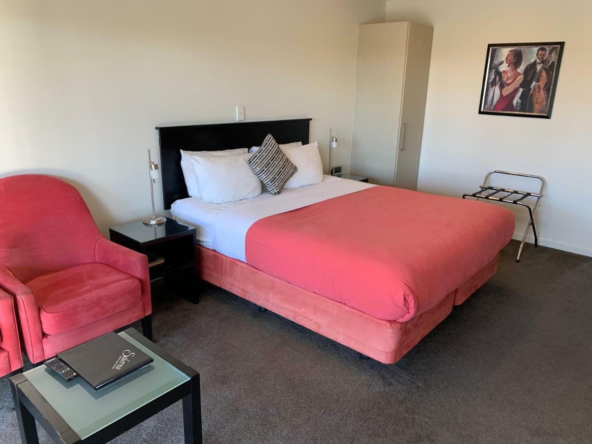 Salerno Motel Apartments Christchurch Bagian luar foto A room at the hotel