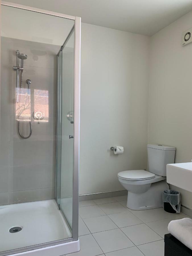 Salerno Motel Apartments Christchurch Bagian luar foto A shower cubicle