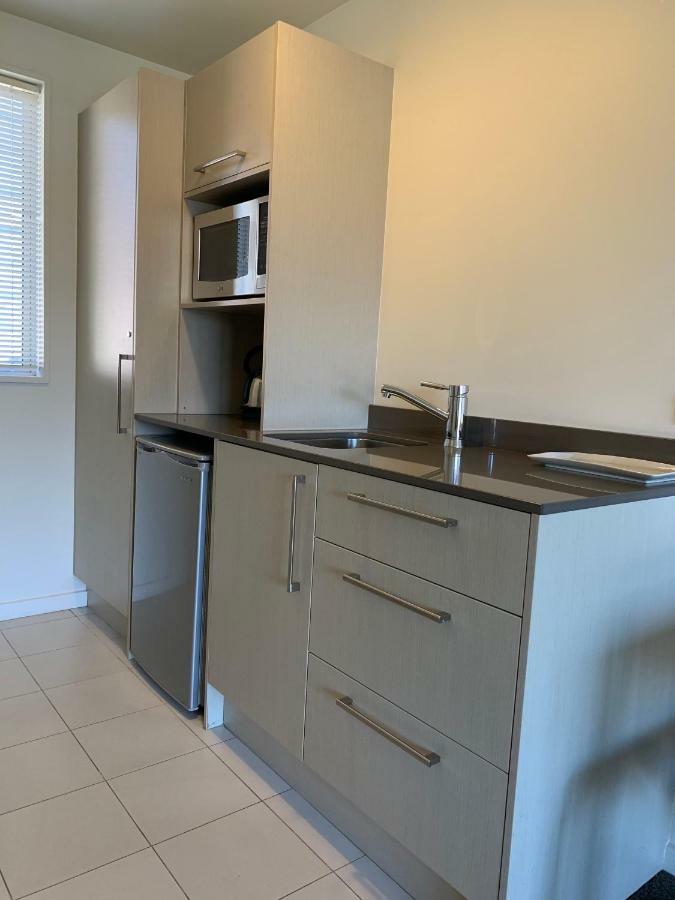Salerno Motel Apartments Christchurch Bagian luar foto A kitchenette in a hotel room