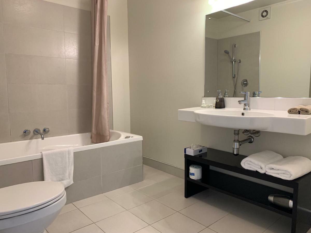 Salerno Motel Apartments Christchurch Bagian luar foto Bathroom in a hotel