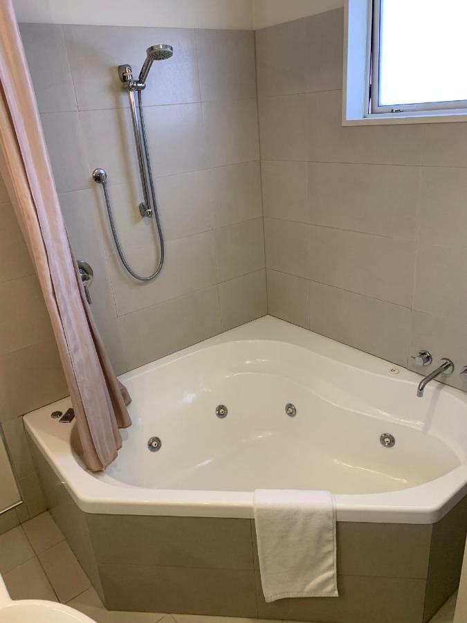 Salerno Motel Apartments Christchurch Bagian luar foto A shower curtain in a bathtub
